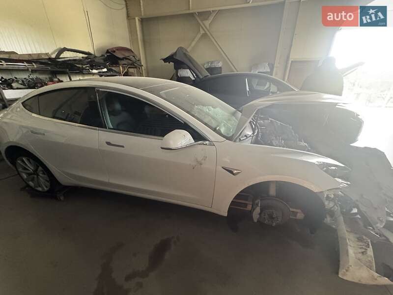 Седан Tesla Model 3 2019 в 