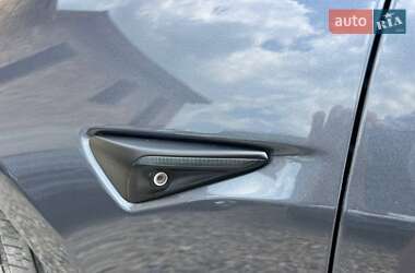 Седан Tesla Model 3 2020 в 