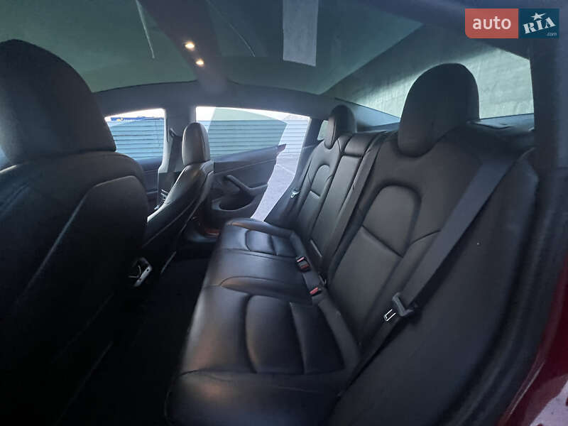 Седан Tesla Model 3 2020 в Львове