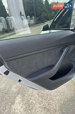 Седан Tesla Model 3 2023 в 