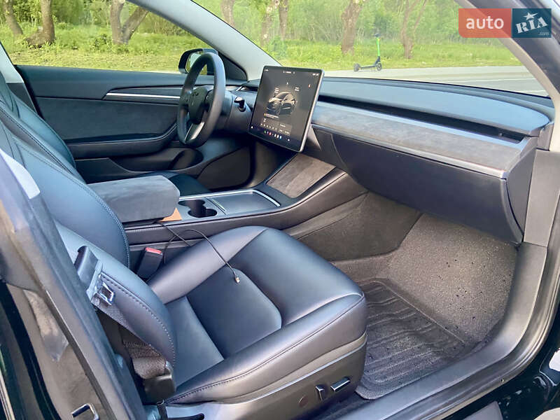 Седан Tesla Model 3 2023 в Львове