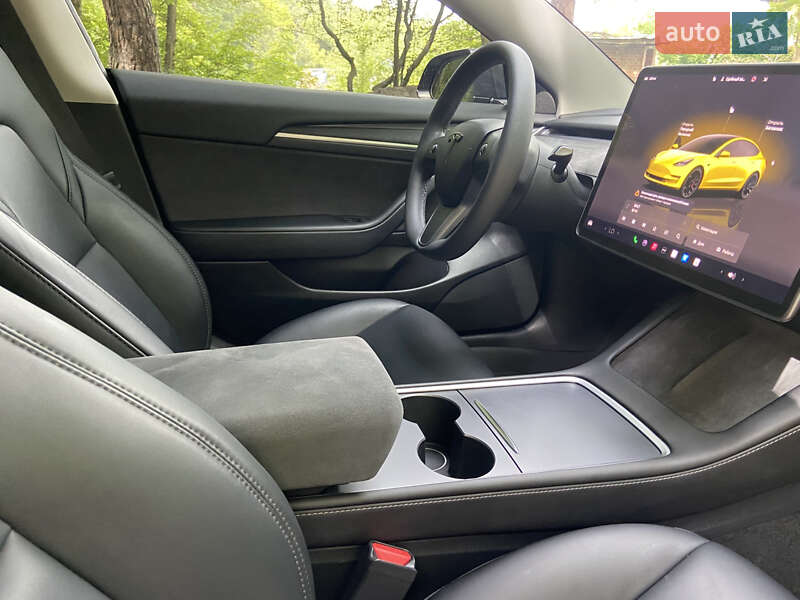 Седан Tesla Model 3 2023 в Львове