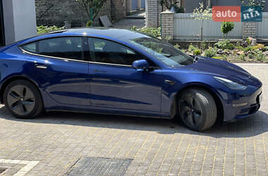 Седан Tesla Model 3 2022 в 