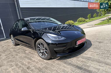 Седан Tesla Model 3 2022 в 