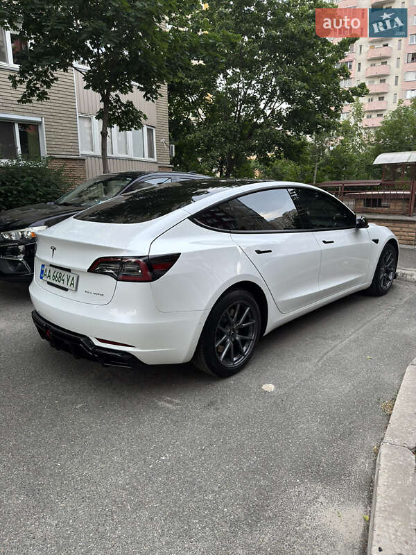 Седан Tesla Model 3 2021 в Киеве