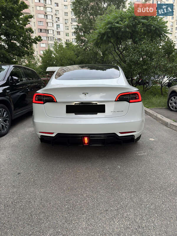 Седан Tesla Model 3 2021 в Киеве