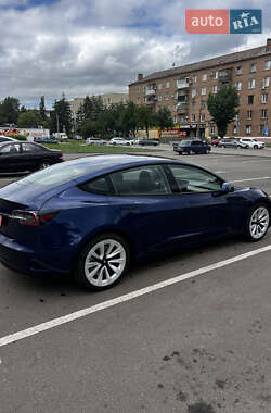 Седан Tesla Model 3 2022 в 