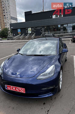 Седан Tesla Model 3 2022 в 