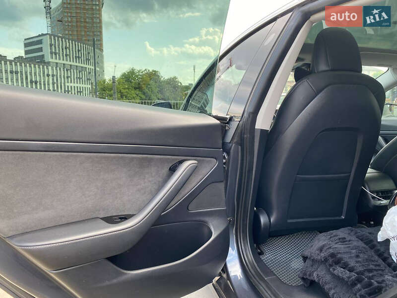 Седан Tesla Model 3 2020 в Львове