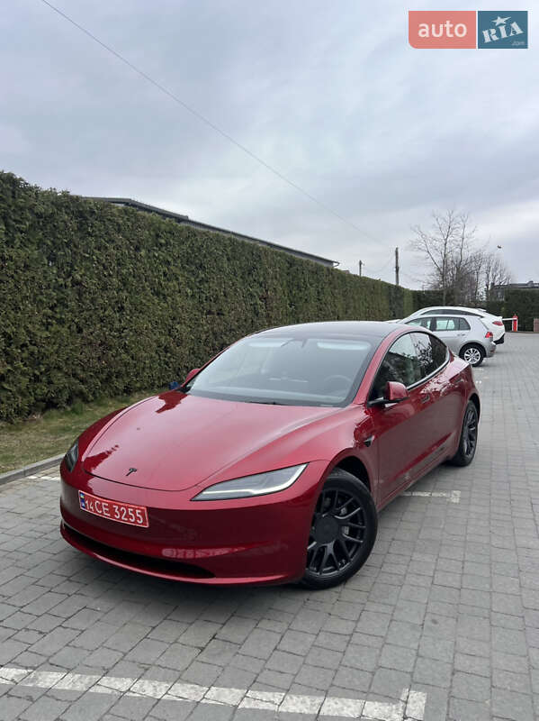 Седан Tesla Model 3 2024 в 
