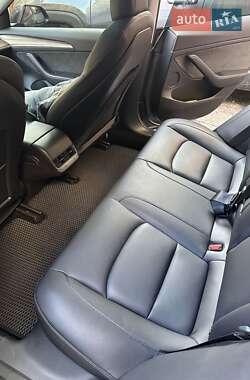 Седан Tesla Model 3 2022 в 