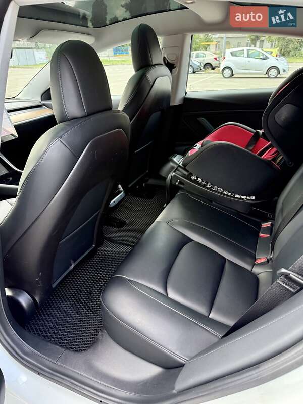 Седан Tesla Model 3 2020 в Киеве