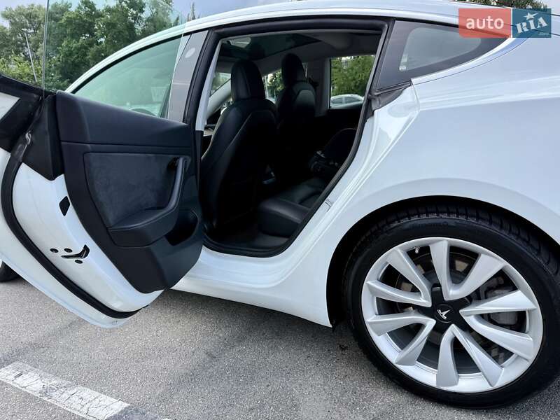 Седан Tesla Model 3 2020 в Киеве