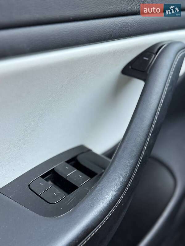 Седан Tesla Model 3 2019 в Киеве