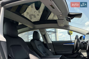 Седан Tesla Model 3 2022 в 