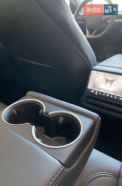 Седан Tesla Model 3 2024 в 