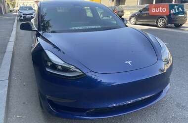 Седан Tesla Model 3 2022 в 