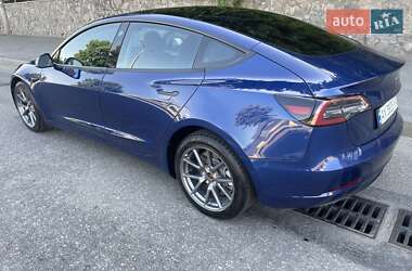 Седан Tesla Model 3 2022 в 
