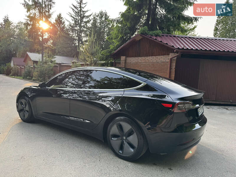 Седан Tesla Model 3 2019 в Львові