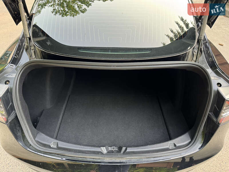 Седан Tesla Model 3 2019 в Львові