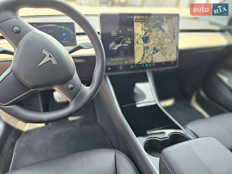 Седан Tesla Model 3 2020 в Ужгороді