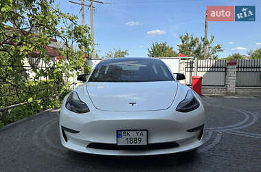 Седан Tesla Model 3 2021 в 