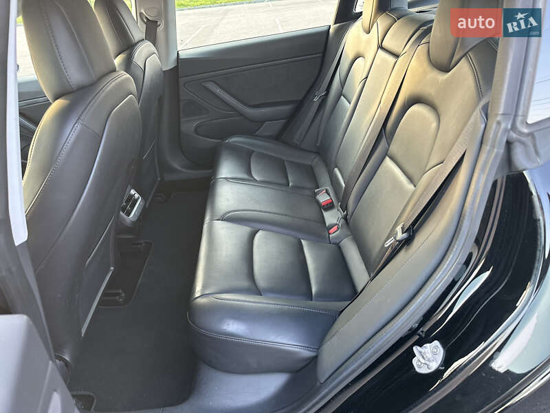Седан Tesla Model 3 2018 в Рівному