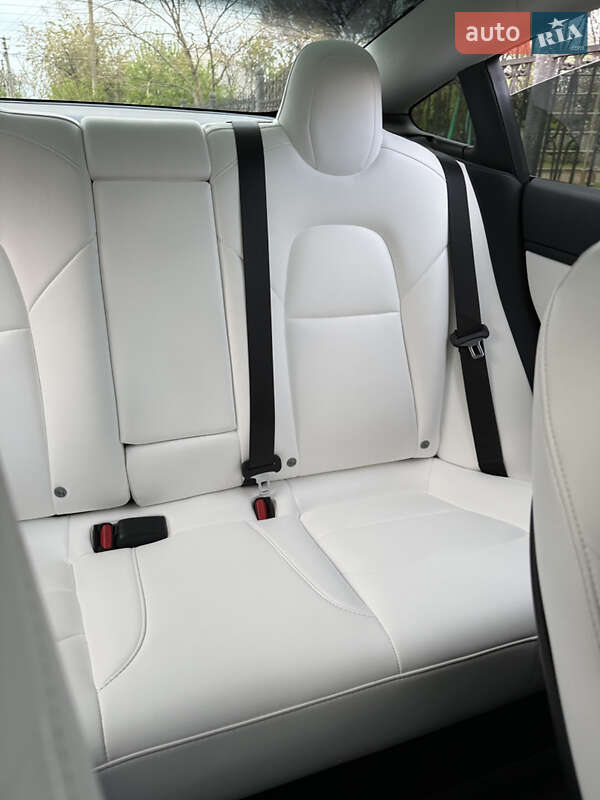 Седан Tesla Model 3 2019 в Прилуках