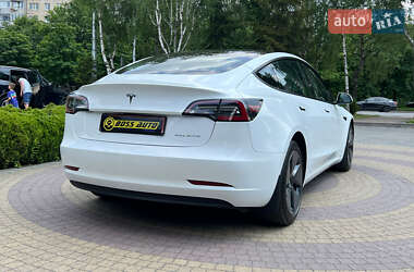Седан Tesla Model 3 2022 в 