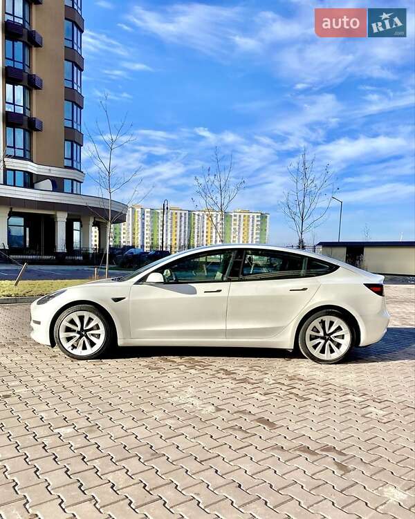 Седан Tesla Model 3 2022 в Киеве