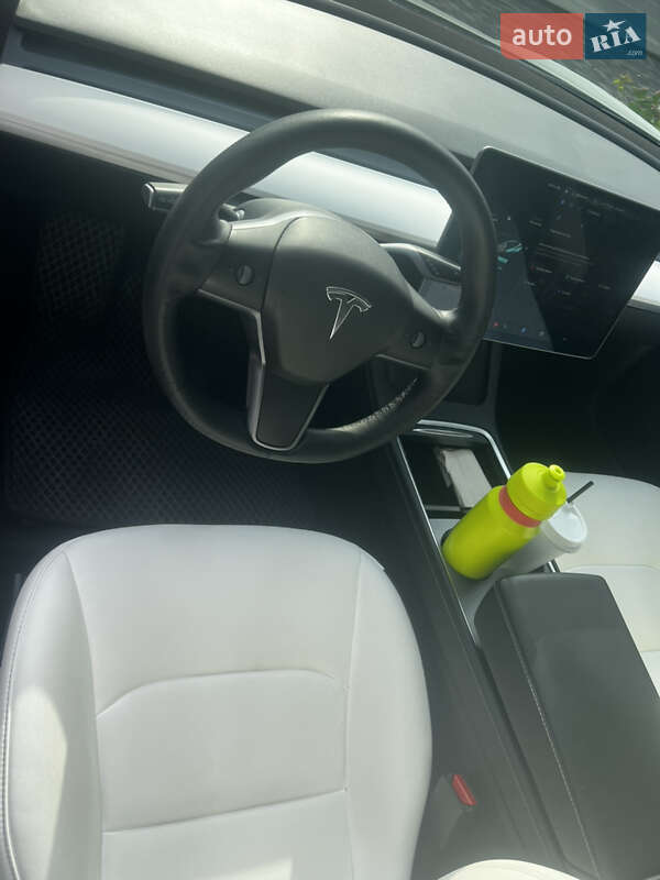 Седан Tesla Model 3 2021 в Бучі