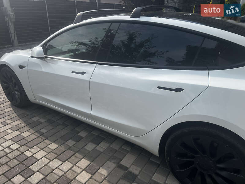 Седан Tesla Model 3 2021 в Бучі