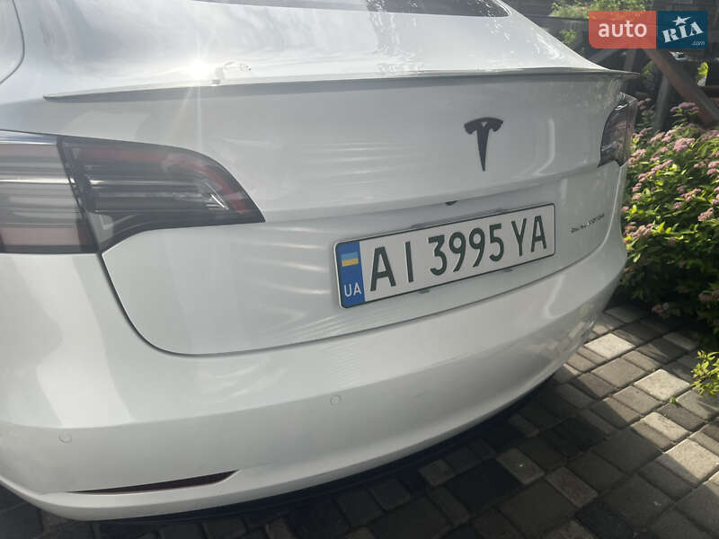 Седан Tesla Model 3 2021 в Бучі