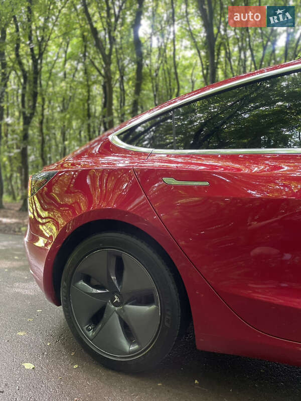 Седан Tesla Model 3 2018 в Львове