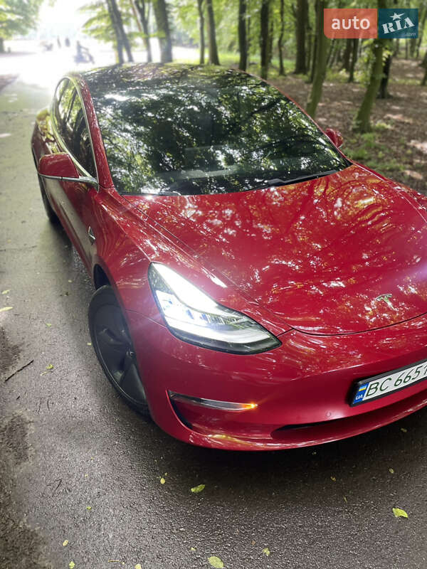 Седан Tesla Model 3 2018 в Львове