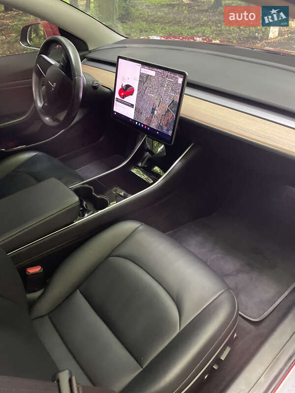 Седан Tesla Model 3 2018 в Львове