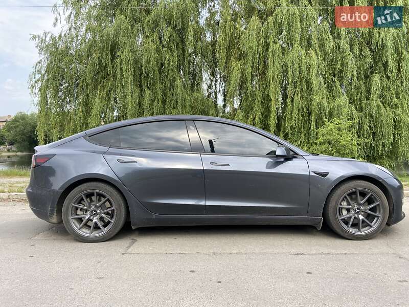 Седан Tesla Model 3 2022 в 