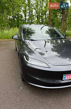 Седан Tesla Model 3 2024 в 