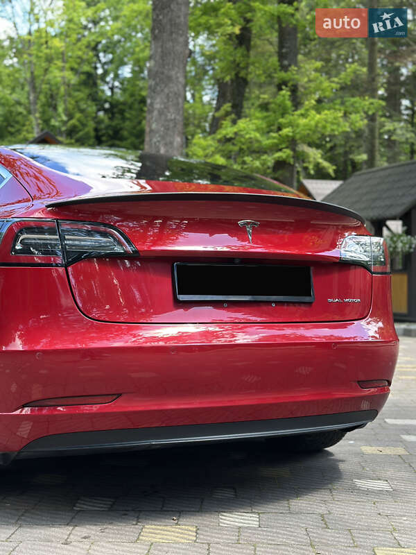 Седан Tesla Model 3 2018 в Трускавці
