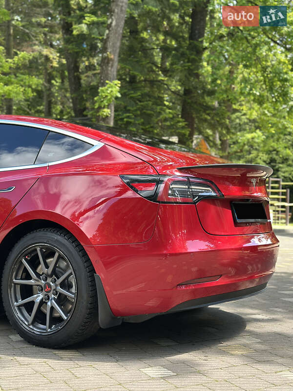 Седан Tesla Model 3 2018 в Трускавці