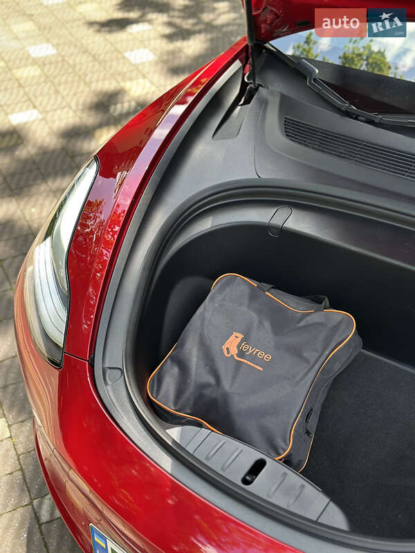 Седан Tesla Model 3 2018 в Трускавце
