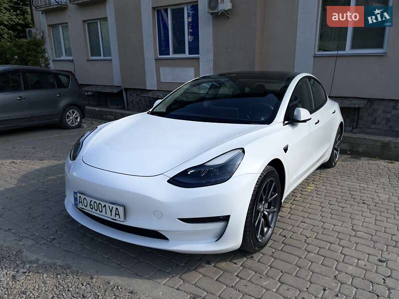 Седан Tesla Model 3 2021 в 