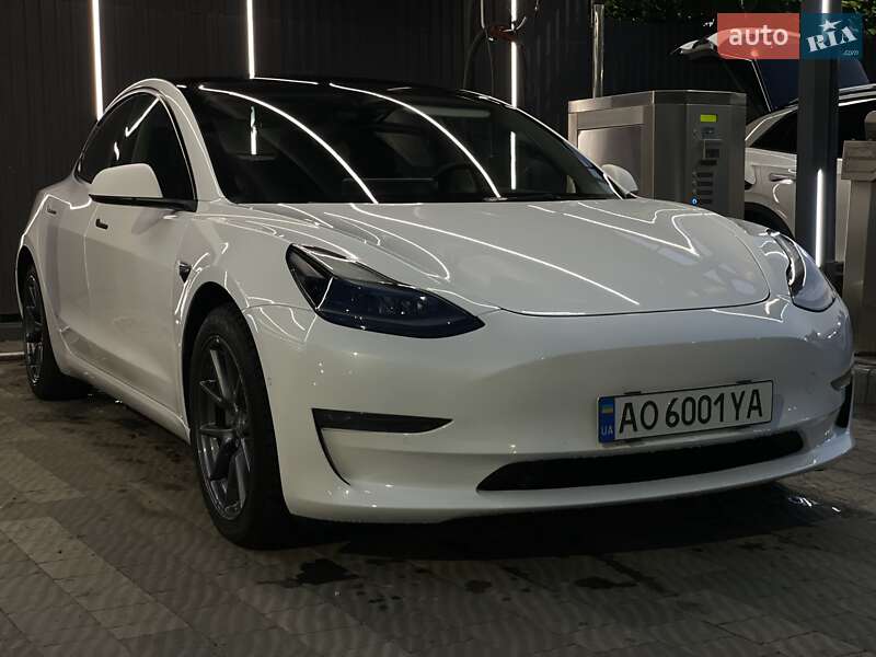 Седан Tesla Model 3 2021 в 
