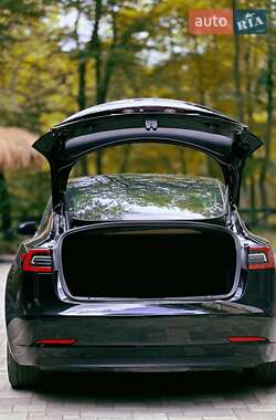 Седан Tesla Model 3 2022 в 