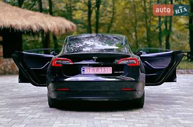 Седан Tesla Model 3 2022 в 