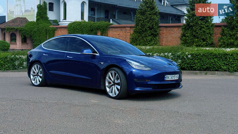 Седан Tesla Model 3 2019 в Володимирі