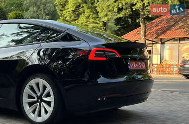 Седан Tesla Model 3 2022 в 