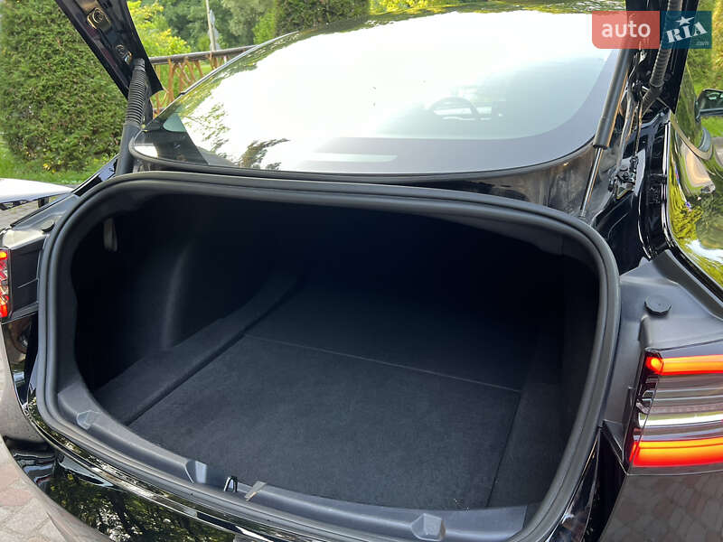 Седан Tesla Model 3 2022 в Дрогобыче