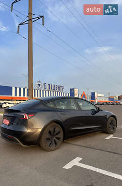 Седан Tesla Model 3 2024 в 