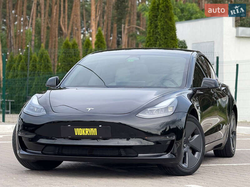 Седан Tesla Model 3 2022 в 